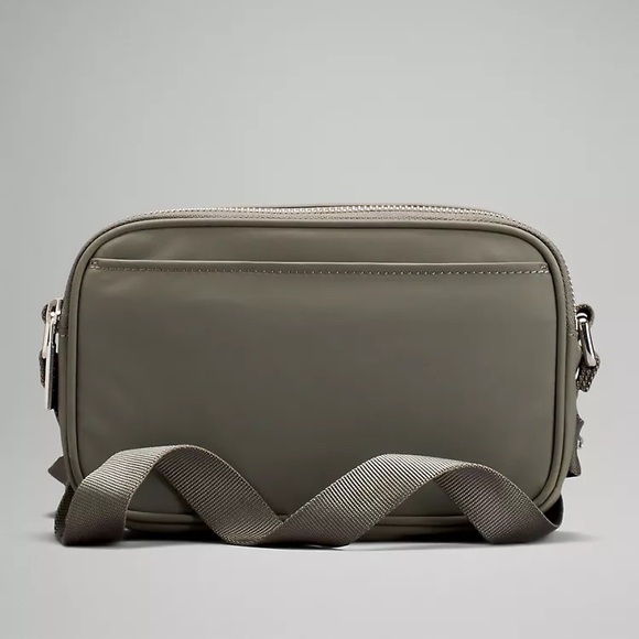 NWT Lululemon Crossbody Camera Bag 2L - Picture 3 of 4